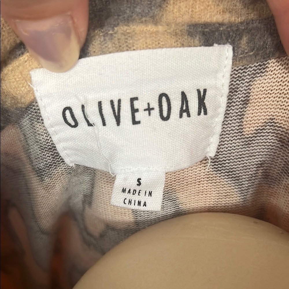 Like new Olive + Oak Leopard Print knotted front blouse - Picture 2 of 12